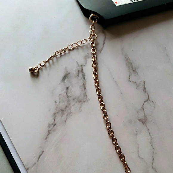 Metal Brand Gold Interlinked Circle Necklace with Delicate Chain - Picture 6 of 6